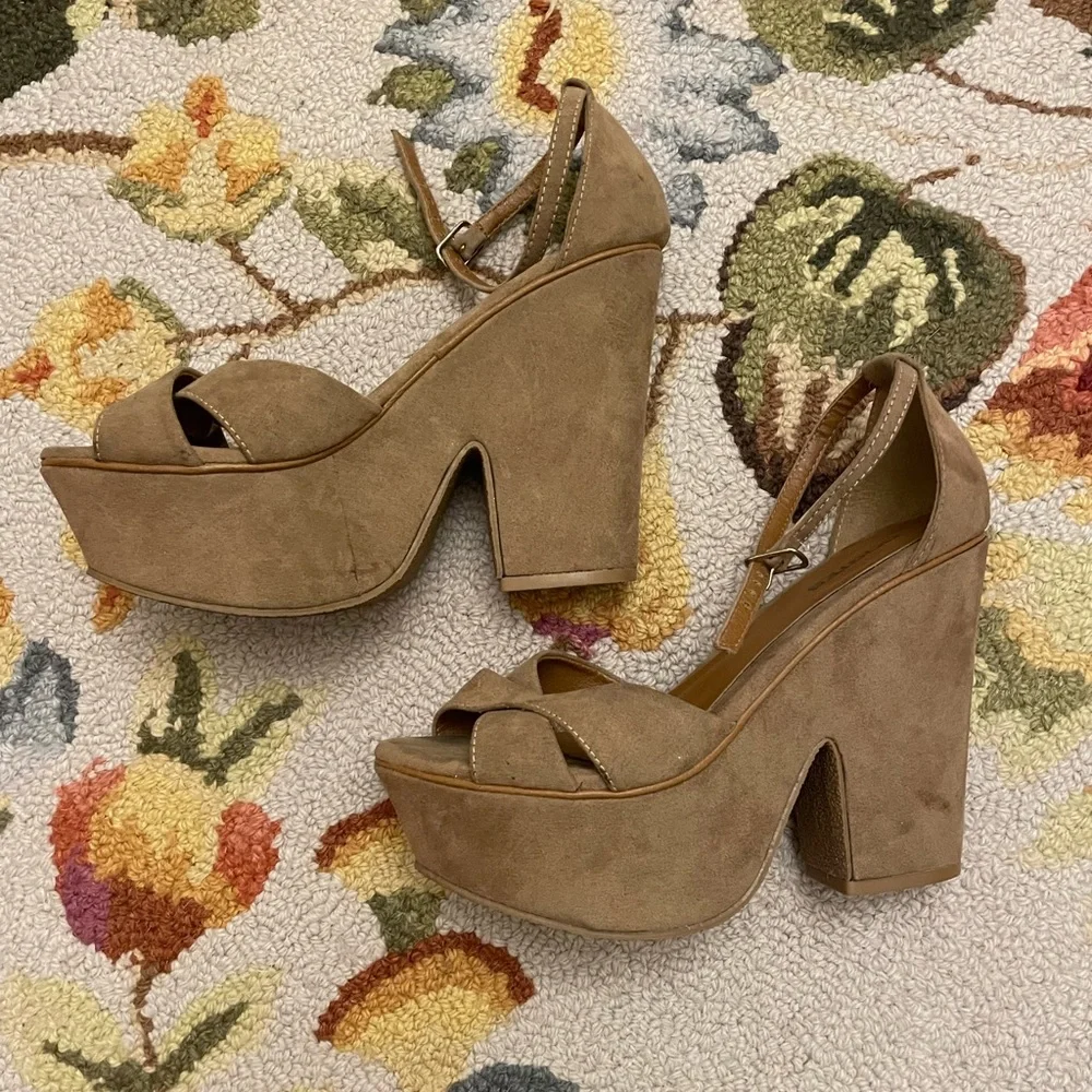 Women’s size 36 (US 6) vegan suede platform sandal Costes brand